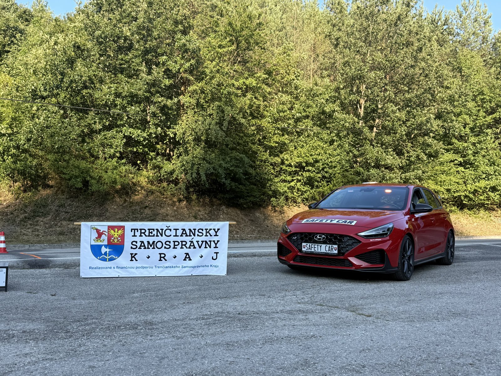 Oficiálny Safety Car BHV SPORT s bannerom Trenčianskeho samosprávneho kraja TSK Minikáry Jankov Vŕšok 2026